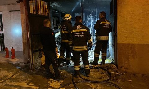 Eskişehir'de Bina Deposunda Yangın Çıktı