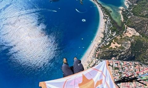 Fethiye'de Yamaç Paraşütü ile Alzheimer Farkındalığı