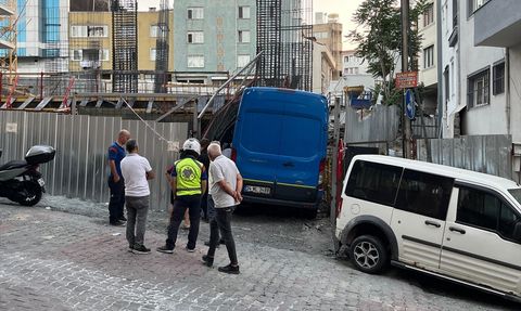 Freni Boşalan Panelvan Kağıthane'de Kazaya Neden Oldu