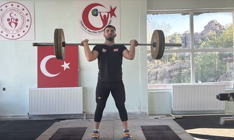 Gıda Depsosunda Çalışan Genç Sporcu Halterde Şampiyon Oldu