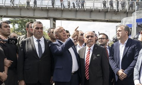 Gürsel Tekin, CHP İstanbul İl Başkanlığı Önünde Basın Açıklaması Düzenledi