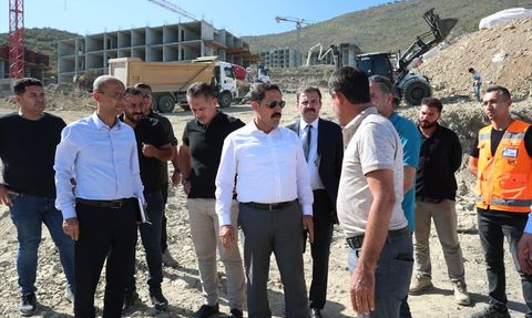 Hatay'da Afet Konutları ve Ticaret Merkezleri İnşaatı Devam Ediyor
