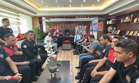 Hatay'da Polis Ekiplerinden Anlamlı Doğum Günü Kutlaması