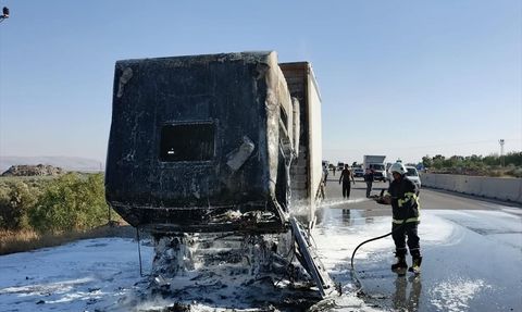 Hatay'da Seyir Halindeki Tırda Yangın Çıktı