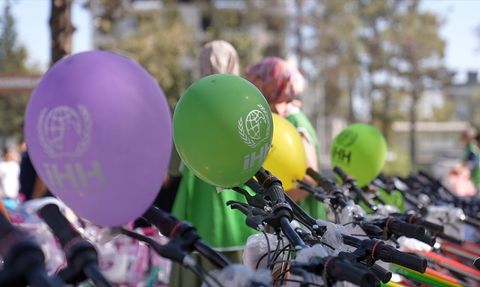 İHH'nın Deprem Bölgesindeki Çocuklara Bisiklet Hediyesi