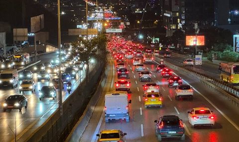 İstanbul'da Akşam Saatlerinde Trafik Yoğunluğu Artıyor