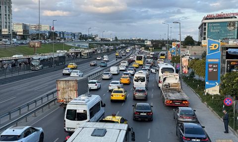 İstanbul'da İş Gününde Yüzde 74 Trafik Yoğunluğu