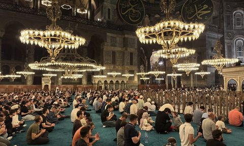 İstanbul'da Mevlit Kandili Coşkuyla Kutlandı