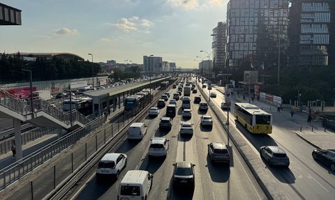 İstanbul'da Trafik Yoğunluğu Artıyor