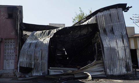 İzmir Buca'da Yangın: Mobilya Deposuna Zarar Verdi