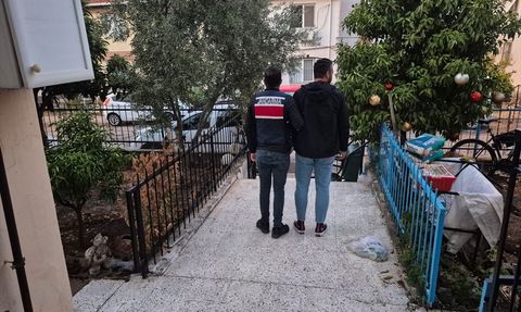 İzmir'de FETÖ Operasyonunda 35 Gözaltı