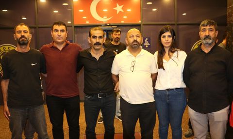 İzmir'de İşçilerin Maaş İhtiyacı İçin İş Bırakma Eylemi Devam Ediyor
