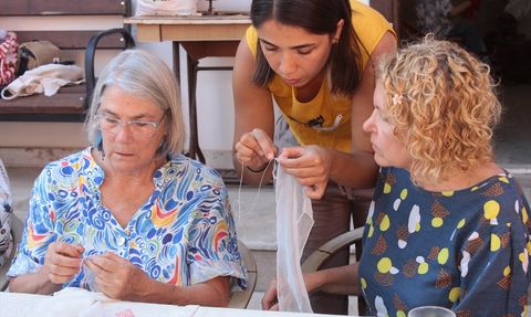 İzmir'de Yabancı Misafirlere İğne Oyası Eğitimi