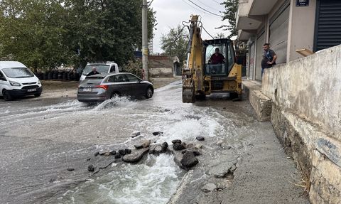 İzmir Karabağlar'da Patlayan Su Borusuna Tepkiler Büyüyor