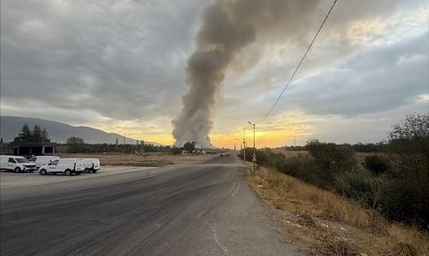 İzmir Kemalpaşa'daki Çöp Aktarma Noktasında Yangın Kontrol Altına Alındı