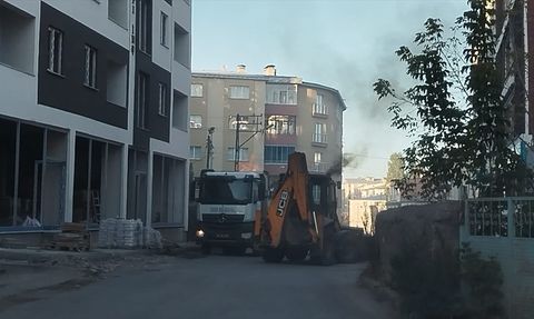 Kars'ta Çöp Kamyonunda Yangın: Kepçe Operatörü Yangını Kumla Söndürdü