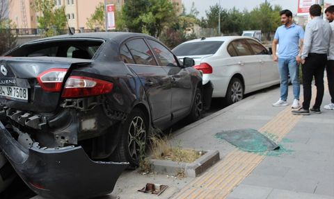 Kars'ta Kontrolden Çıkan Otomobil Park Halindeki Araçlara Çarptı