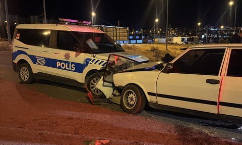 Kayseri'de Polise Çarparak Kaçmaya Çalışan Sürücü İki Polisi Yaraladı