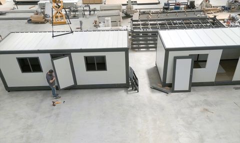 Kızları Babalarının Hayalini Gerçekleştiriyor: Katlanabilir Konteyner Projesi