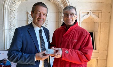 KKTC Dışişleri Bakanı Ertuğruloğlu, Aziz Sancar'a KKTC Kimliğini Takdim Etti