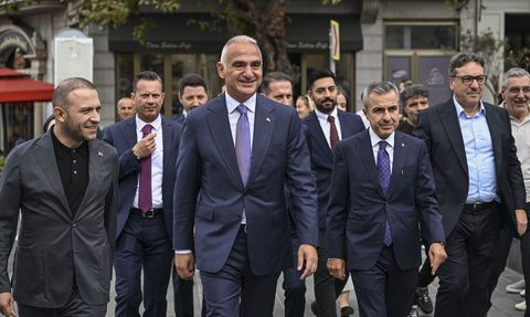 Kültür ve Turizm Bakanı Mehmet Nuri Ersoy Galata'da Esnafı Ziyaret Etti