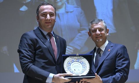 Kültürel Değerlere Vurgu: CHP Genel Başkanı Özgür Özel 93. Dil Bayramı Kutlaması'nda Konuştu