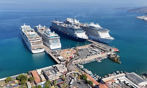 Kuşadası'nda 4 Kruvaziyer ile 13 Bin 750 Turist Karşıladı