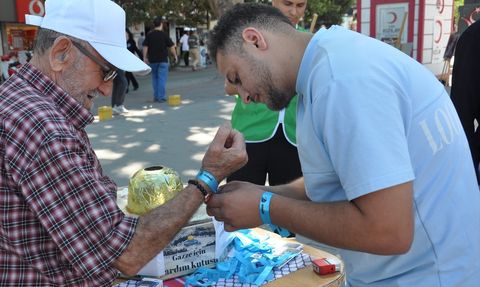 Kütahya'da Küresel Sumud Filosu'na Mavi Kurdeleyle Destek