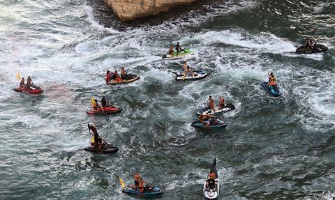Lübnan Başbakanı Nevvaf Selam'ın Yasağına Rağmen Güvercin Kayalıkları'nda Hizbullah Liderlerinin Portreleri Yansıtıldı