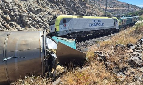 Malatya'da İki Yük Treni Çarpıştı, Makinist Yaralandı