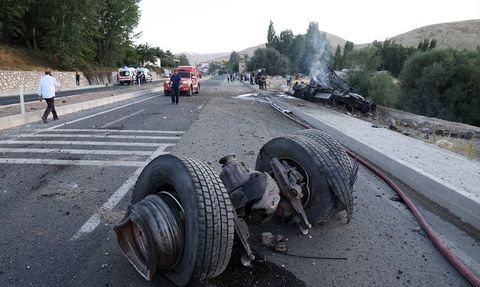 Malatya'da Tırın Otobüse Çarpması Sonrası Yangın Çıktı