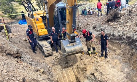 Manisa'da Kuyu Göçüğü: İki Kişi Kurtarılmayı Bekliyor