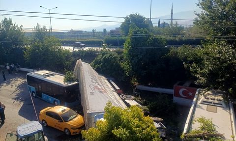 Manisa'da Trafik Kazası: Polis Memuru Hayatını Kaybetti