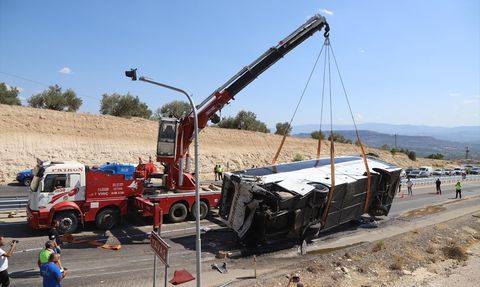 Mersin'de Tır ile Yolcu Otobüsü Çarpıştı: 3 ölü, 7 yaralı