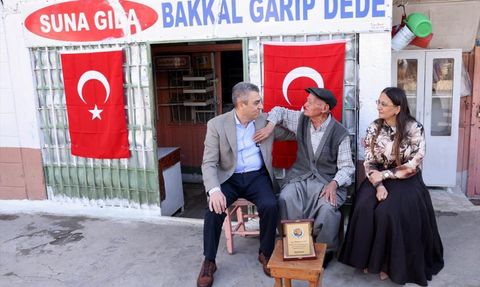 Mersin Valisi Atilla Toros, 50 Yıllık Bakkal Esnafına Plaket Taktim Etti