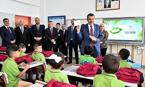 Milli Eğitim Bakanı Tekin, Atatürk İlkokulu Öğrencilerini Ziyaret Etti