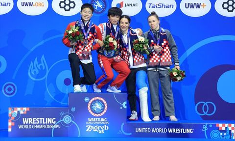 Milli Güreşçi Evin, Rakiplerinin Desteğiyle Madalya Törenine Katıldı