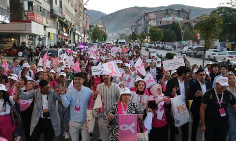 Muş'ta Kansere Dikkat Çeken Yürüyüş Düzenlendi