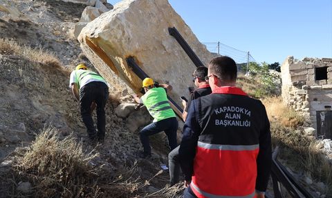 Nevşehir'de Kadıkalesi'nde Kaya Düşmesi Sonrası Çalışmalar Başlatıldı