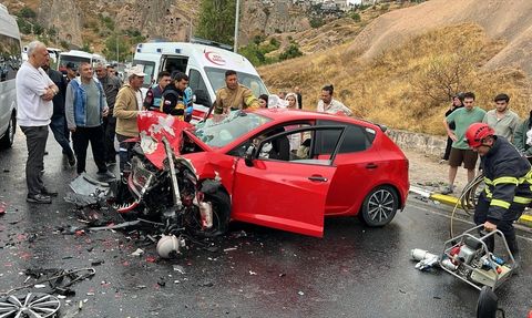 Nevşehir'de Tur Minibüsü ile Otomobil Çarpıştı: 6 Yaralı