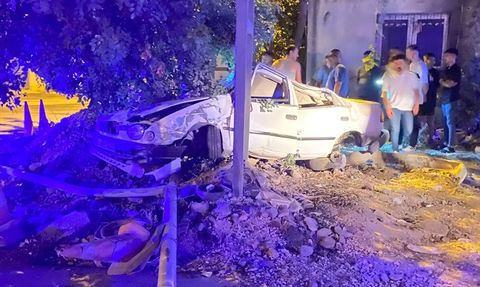 Osmaniye'de Tabela Direğine Çarpan Otomobilin Sürücüsü Hayatını Kaybetti