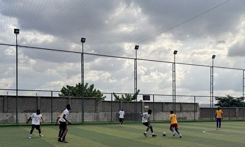 Rigobert Song, Yaounde'deki Spor Olimpiyatlarında Gençlerle Buluştu