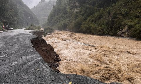 Rize'de Şiddetli Sağanak: Su Seviyeleri Yükseldi ve Heyelanlar Meydana Geldi