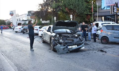 Sakarya'da Beton Mikseri Kazası: 5 Araç Zarar Gördü, 2 Çocuk Yaralandı