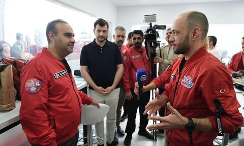 Sanayi ve Teknoloji Bakanı Kacır, TEKNOFEST İstanbul'daki AA Standını Ziyaret Etti