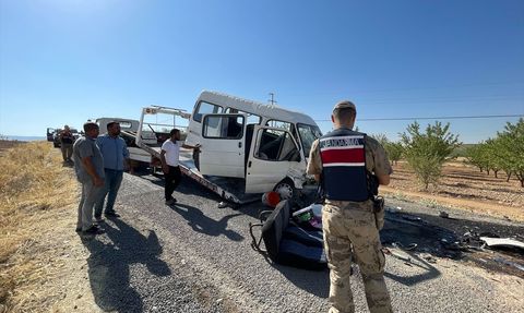 Şanlıurfa'da İşçi Minibüsü ile Otomobil Çarpıştı: 15 Yaralı