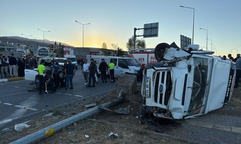 Sivas'ta Minibüs Kazası: 15 Tarım İşçisi Yaralandı