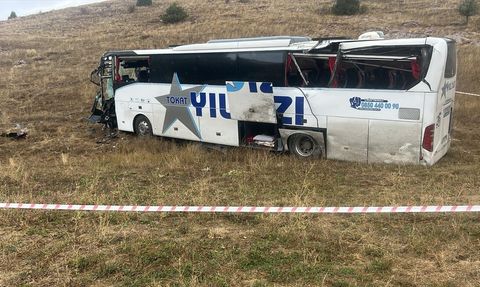 Sivas'ta Otobüs ve Tır Çarpıştı: 23 Yaralı