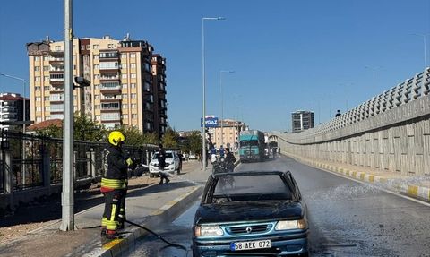 Sivas'ta Otomobil Yangını: Sürücü Yaralandı