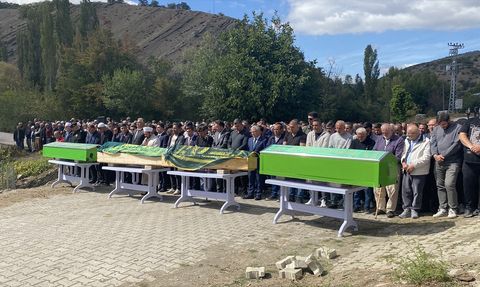 Sivas'ta Trafik Kazasında Hayatını Kaybeden 4 Kişinin Cenazesi Toprağa Verildi